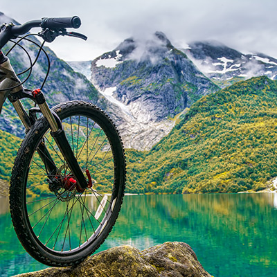 Cykel vid fjord i Norge